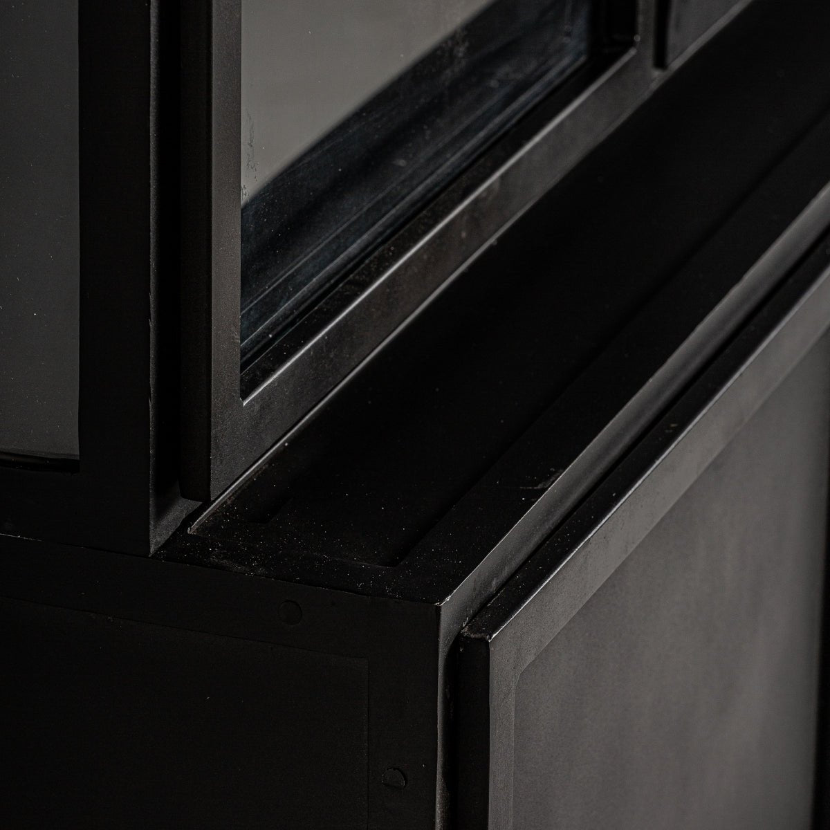 Vitrineskab leven, sort farve, stil industriel. Fremstillet af jern, kombineret med krystal.