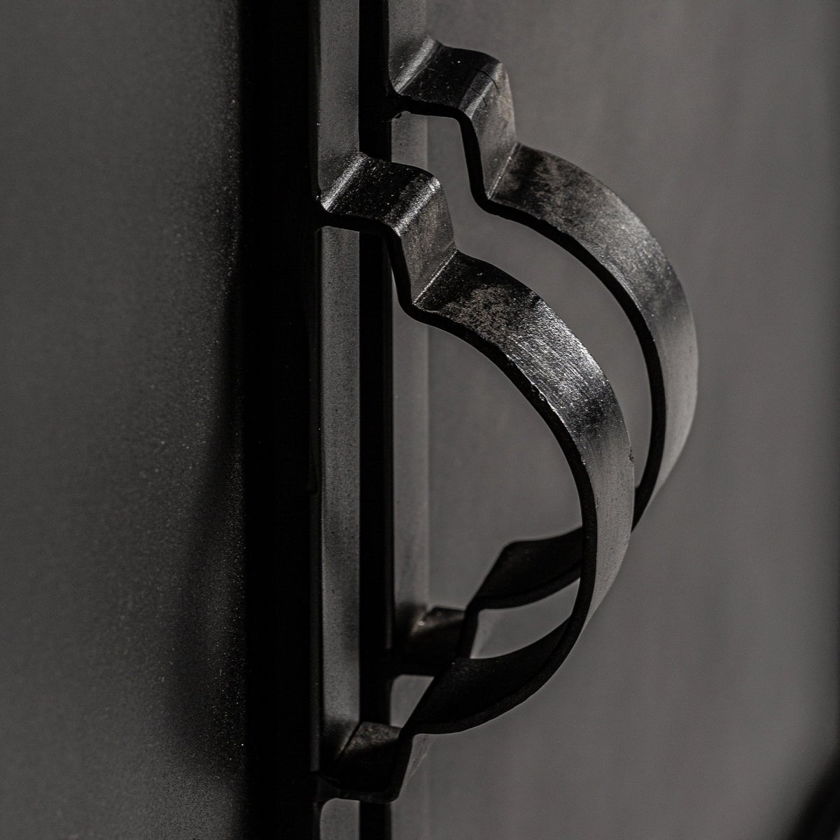 Vitrineskab leven, sort farve, stil industriel. Fremstillet af jern, kombineret med krystal.