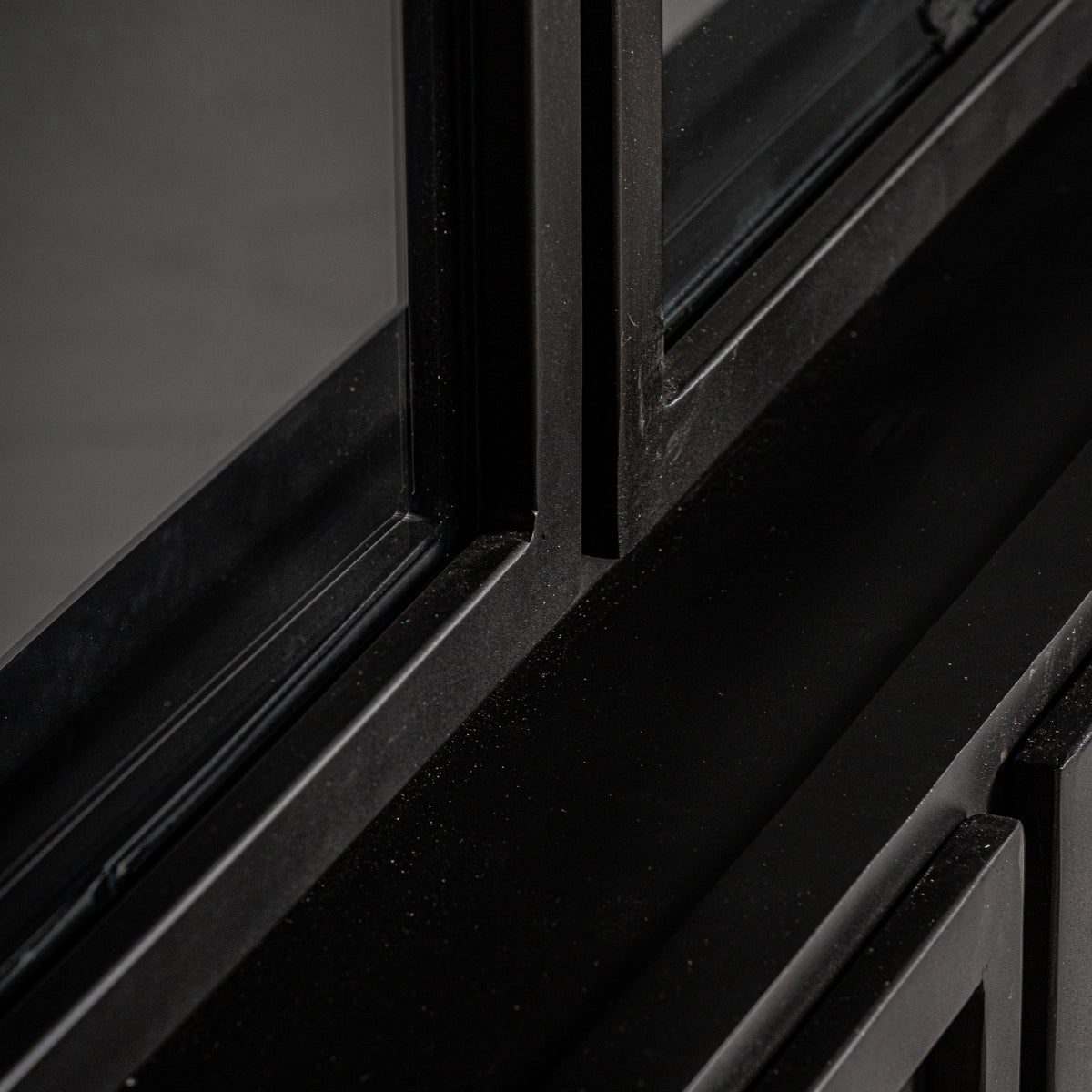 Vitrineskab leven, sort farve, stil industriel. Fremstillet af jern, kombineret med krystal.