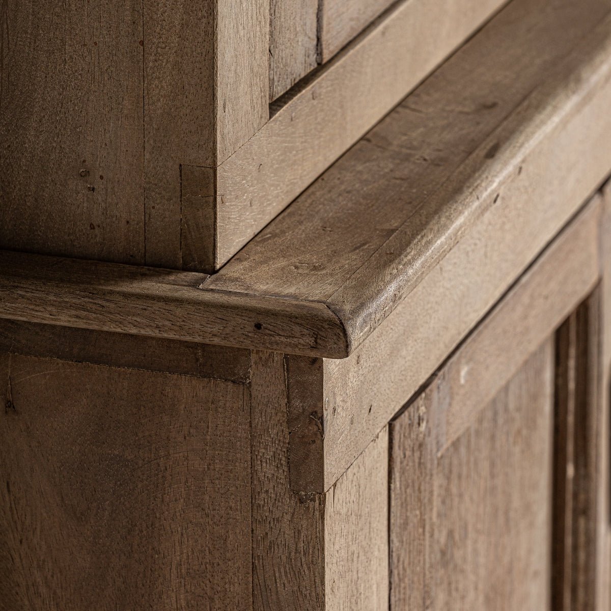 Smukt skab af teaktræ kombineret med krystal.