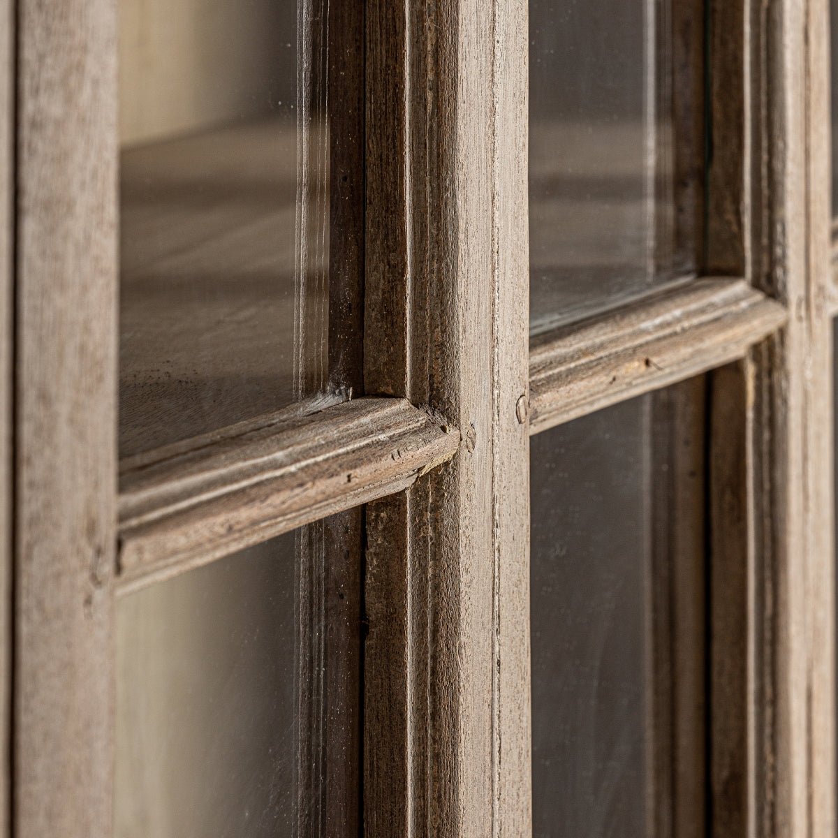 Smukt skab af teaktræ kombineret med krystal.