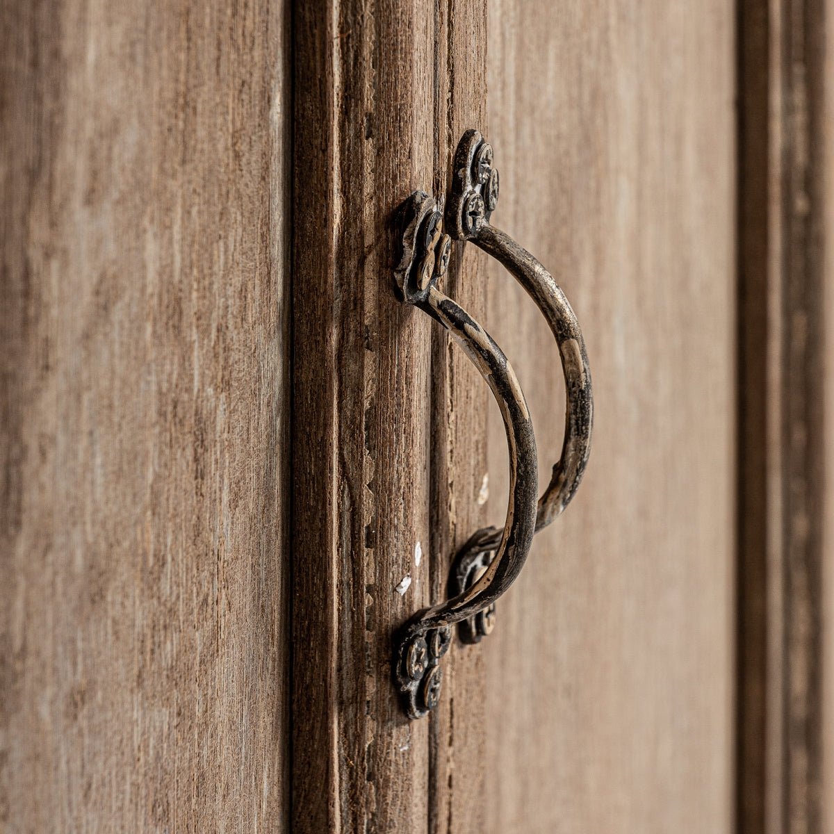 Smukt skab af teaktræ kombineret med krystal.