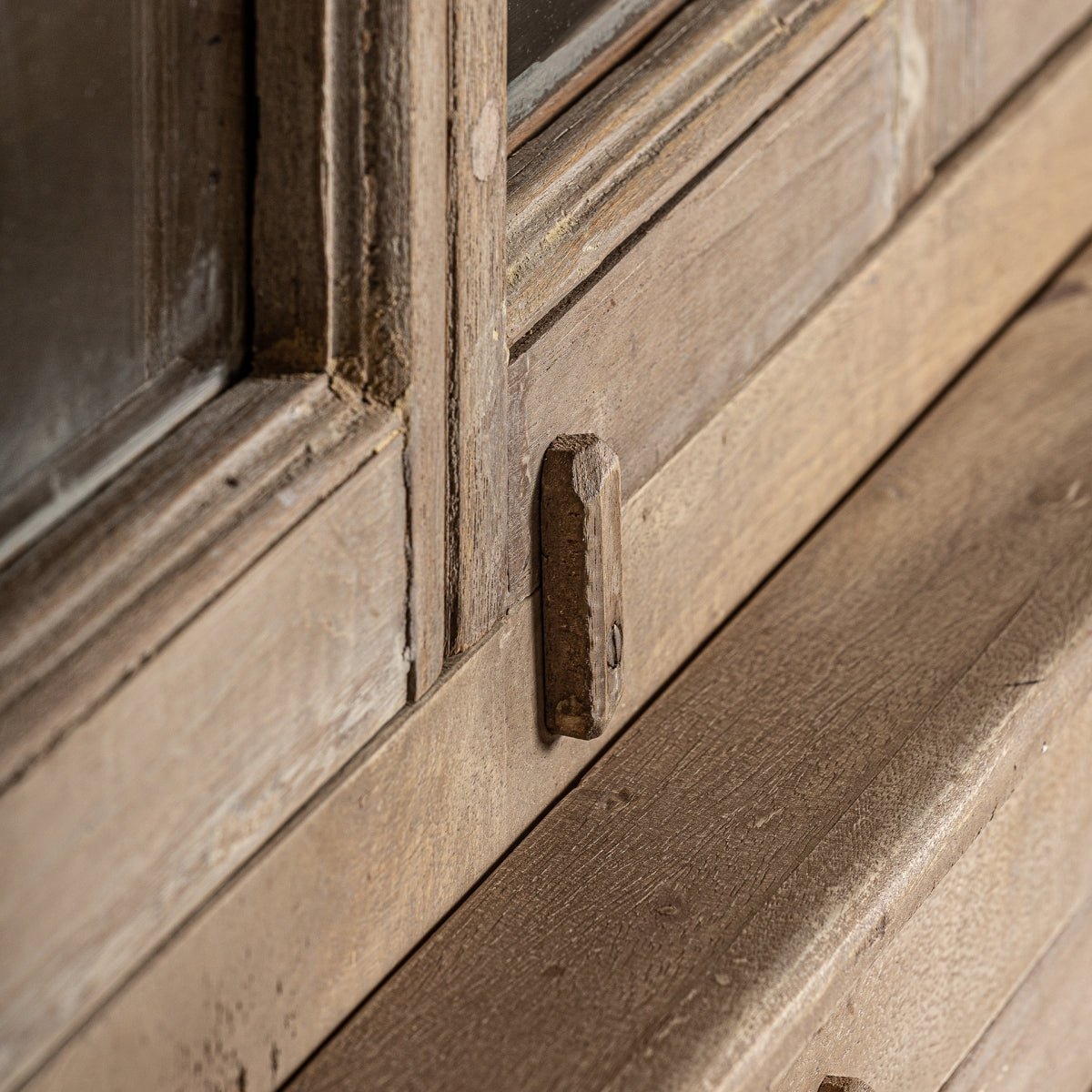 Smukt skab af teaktræ kombineret med krystal.