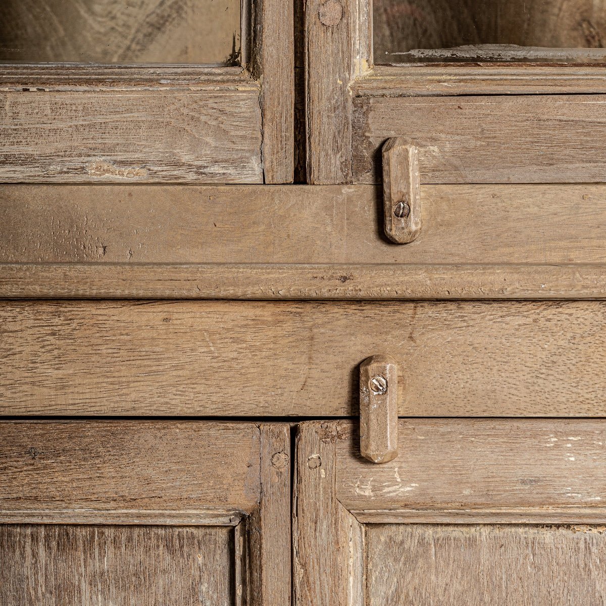 Smukt skab af teaktræ kombineret med krystal.