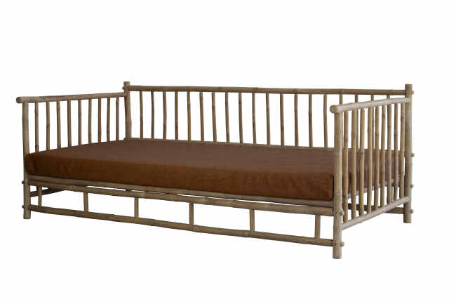 Bambus Daybed sofa med hynde i skind få på lager.