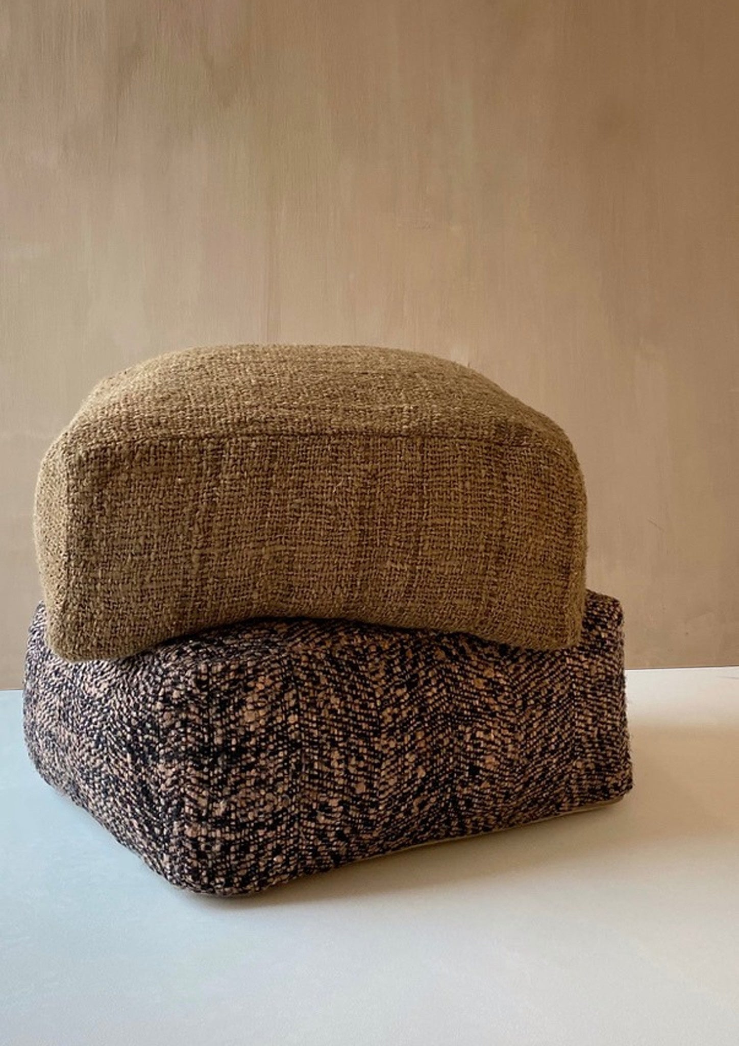 Oh My Gee pouf - black copper