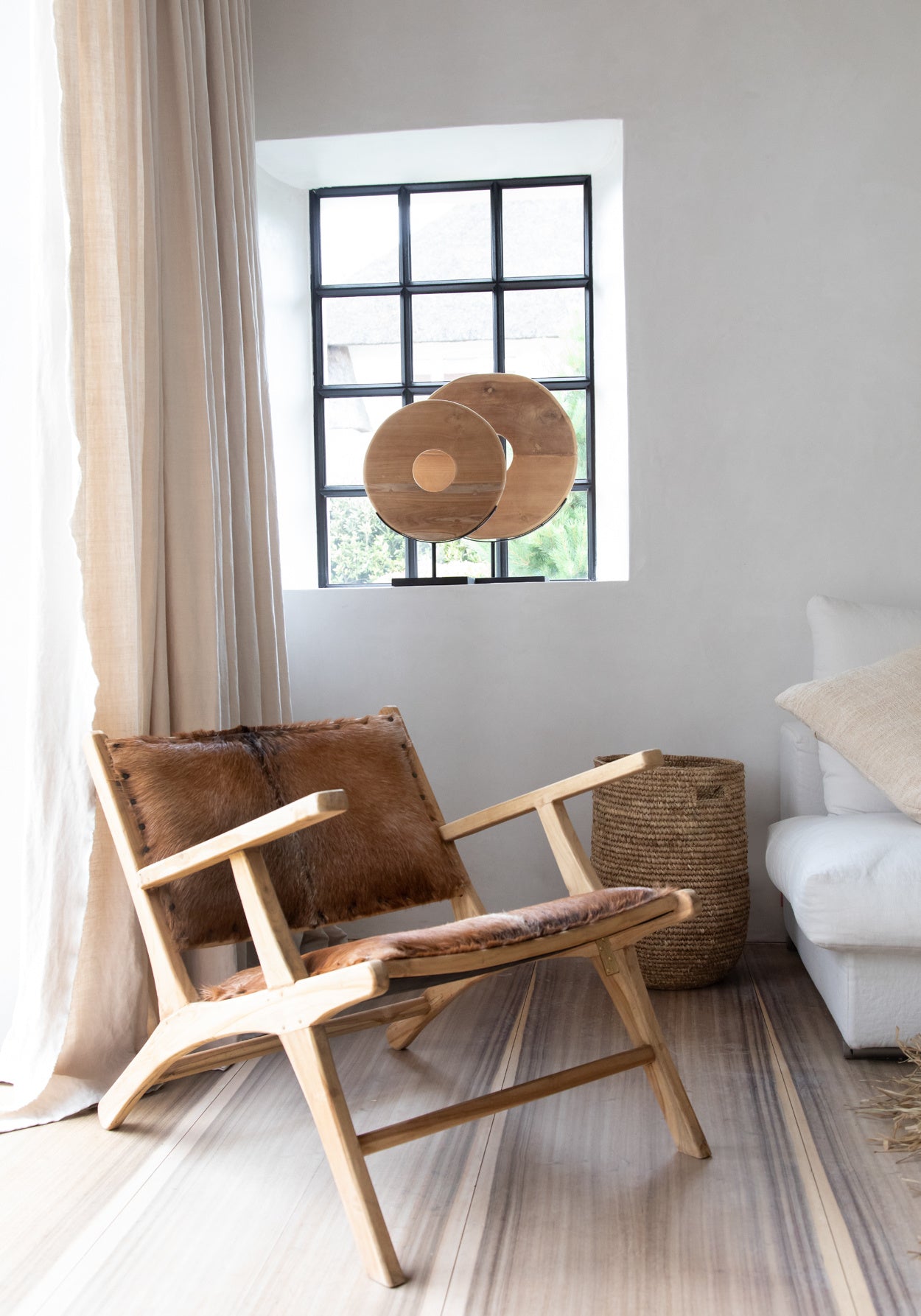Teak disc on stand - M