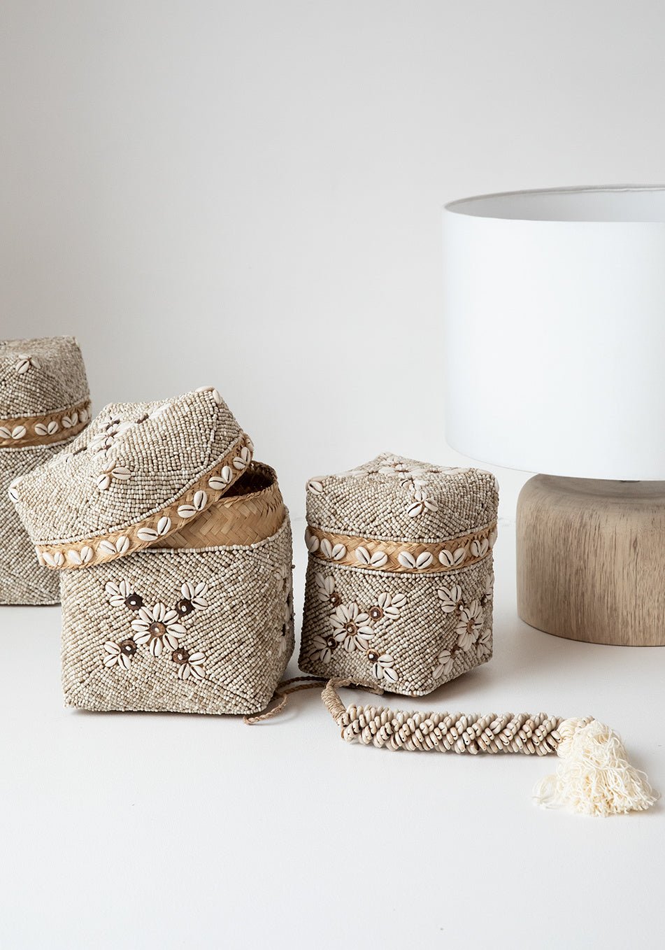 La lámpara de mesa en madera de teca - Blanco natural