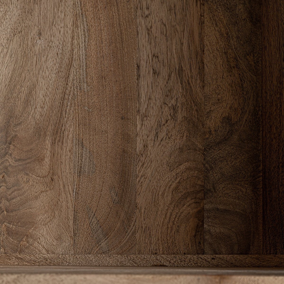 Smukt mangotræ, kombineret med jern og glas.