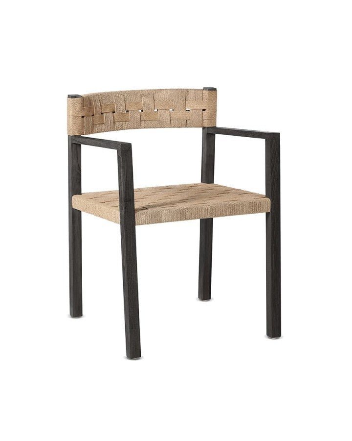 En stol i rustik stil med glatte finish, lavet af naturligt teaktræ