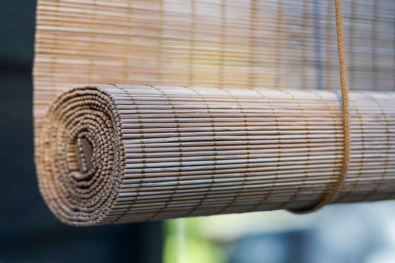 Persianas enrollables de bambú fino marrón