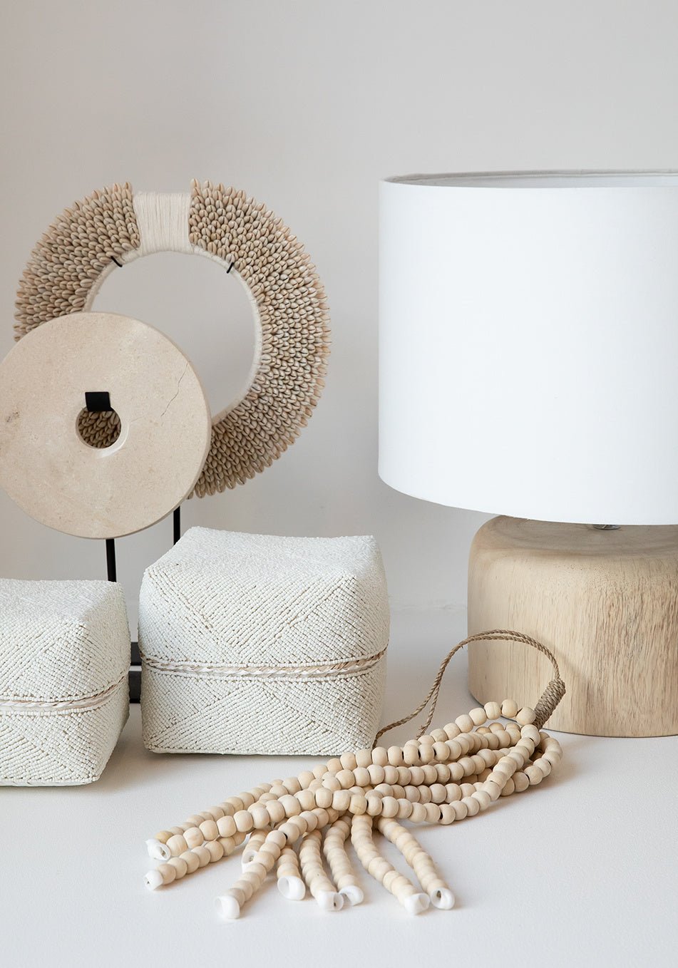 La lámpara de mesa en madera de teca - Blanco natural